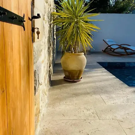 Exceptionnelle Petite Maison Avec Piscine Privee Aux Portes D'arles Ferienhaus