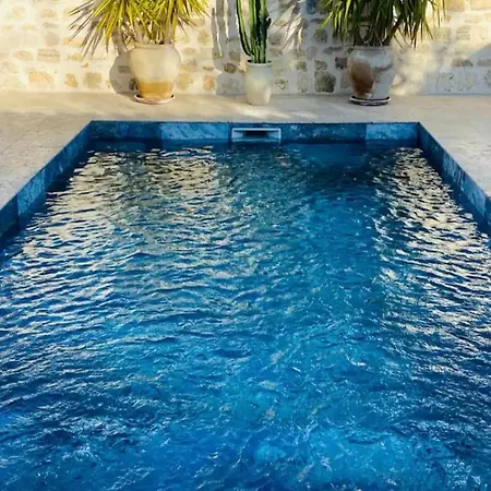 Exceptionnelle Petite Maison Avec Piscine Privee Aux Portes D'arles Ferienhaus *