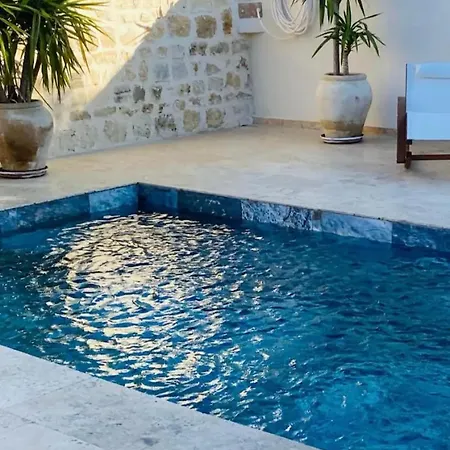 Exceptionnelle Petite Maison Avec Piscine Privee Aux Portes D'arles Ferienhaus